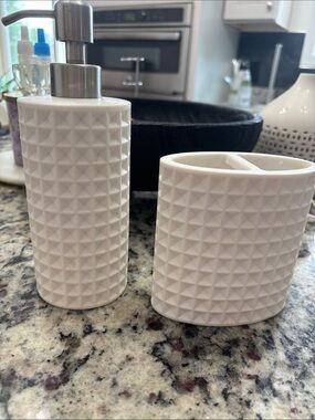 UGG Cream Ceramic Bath Set - Pump and Organizer